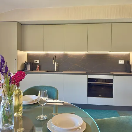 Luxury Seafront Apartment - Beach Access - Parking & Wifi - By Coral Property Lägenhet *