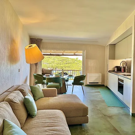 Luxury Seafront Apartment - Beach Access - Parking & Wifi - By Coral Property Lägenhet *
