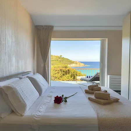 Luxury Seafront Apartment - Beach Access - Parking & Wifi - By Coral Property Lägenhet Porto Cervo