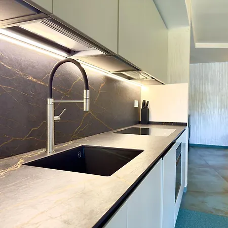 Lägenhet Luxury Seafront Apartment - Beach Access - Parking & Wifi - By Coral Property *