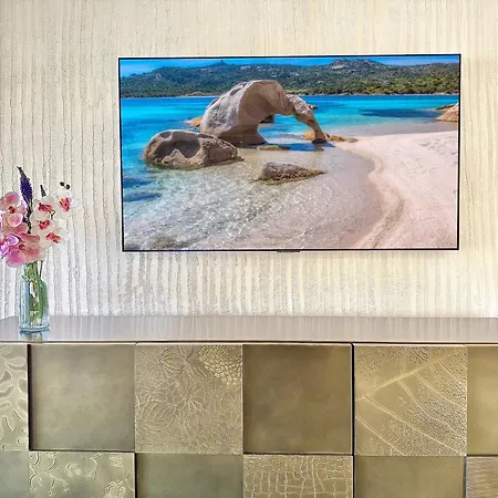 Luxury Seafront Apartment - Beach Access - Parking & Wifi - By Coral Property Lägenhet