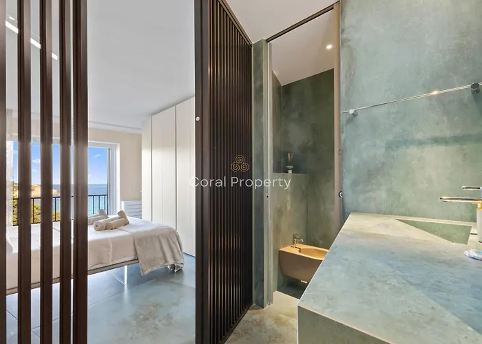 Διαμέρισμα Luxury Seafront - Access - Parking & Wifi - By Coral