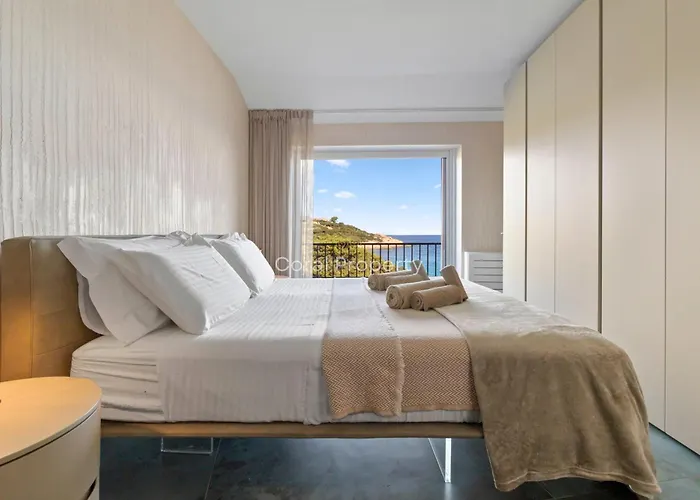 Appartement Luxury Seafront - Access - Parking & Wifi - By Coral Porto Cervo